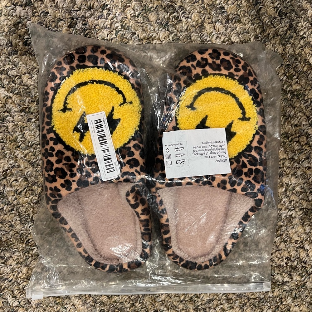 Leopard Smiley face slippers - brand new sz 7.5-8